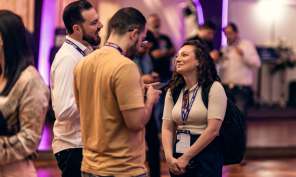Participantes fazendo networking no Serra Summit